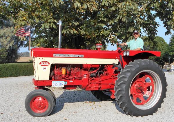 Veterantraktor - Farmall - 560, 
1959, 6 cyl, bensin, 58 hk. Världens mest kraftfulla radodlingstra...